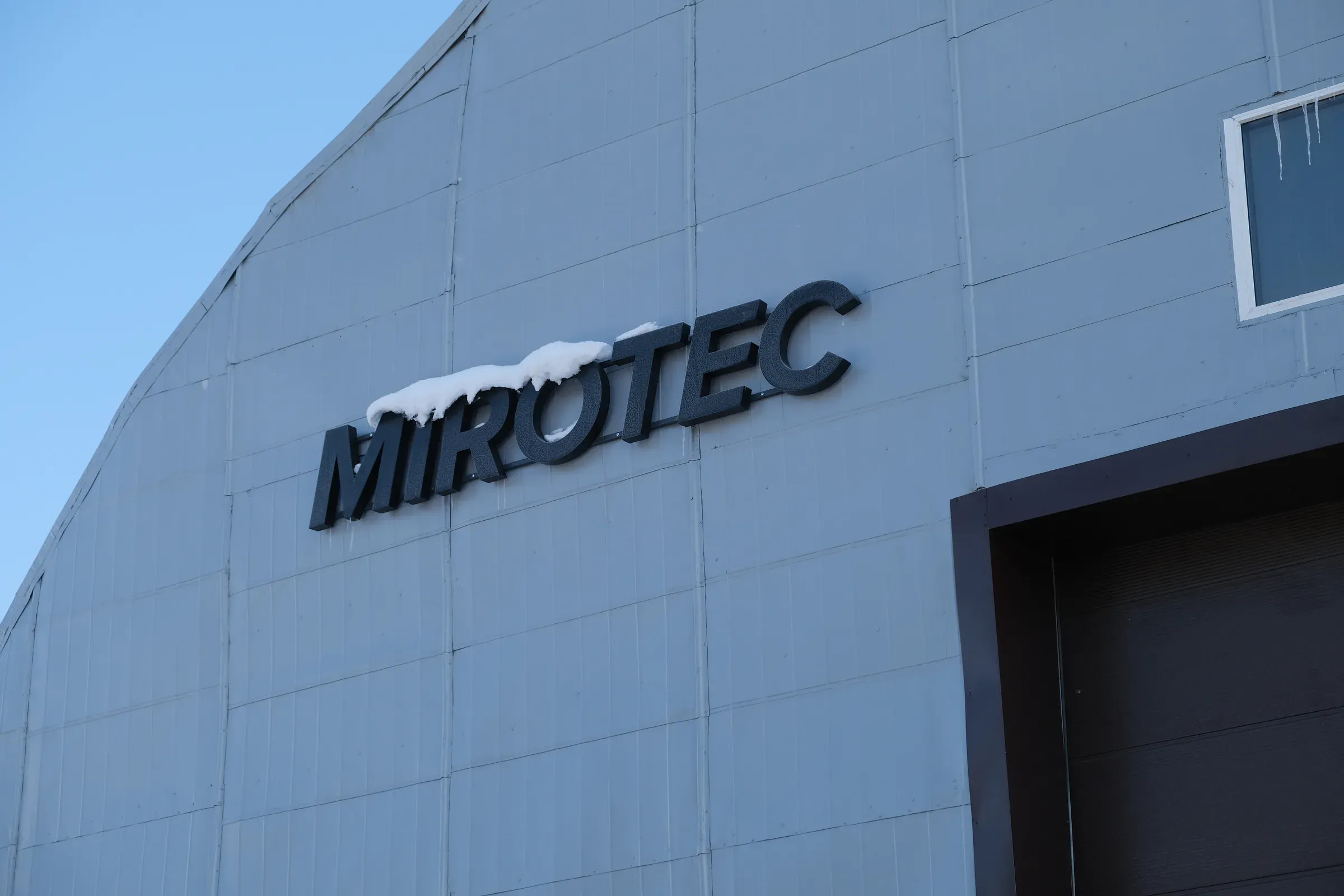 Фасад производства MIROTEC с фирменной вывеской